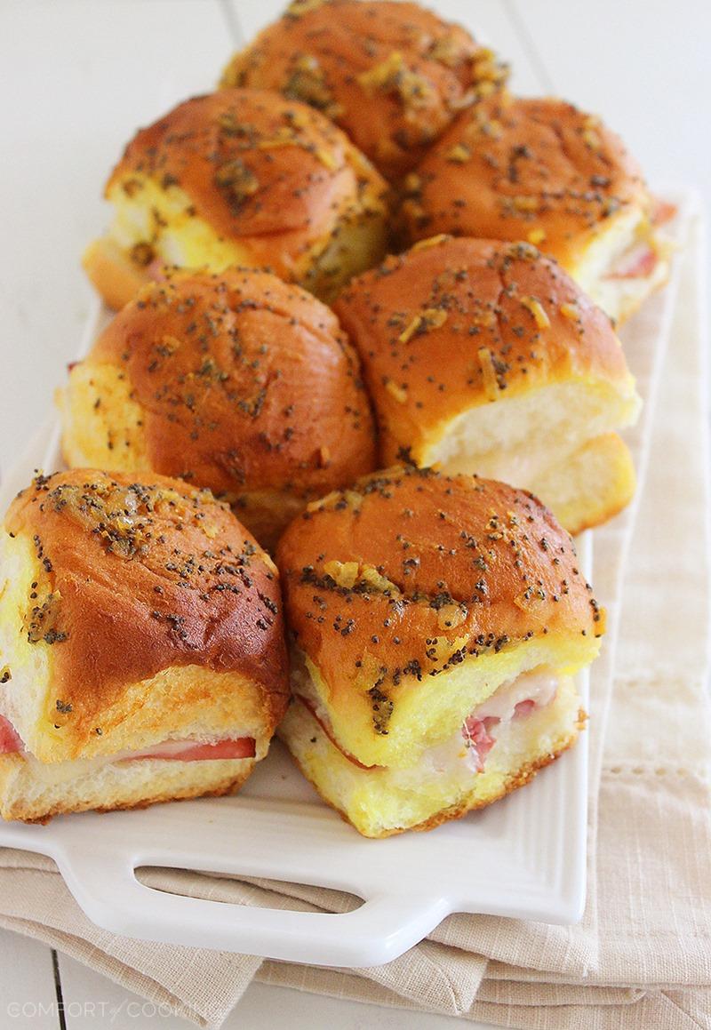 Baked Ham and Swiss Sliders – These hot, cheesy baked ham and Swiss sliders with a buttery mustard sauce are an easy hit for weeknight meals, weekend parties and lazy brunches in! | thecomfortofcooking.com