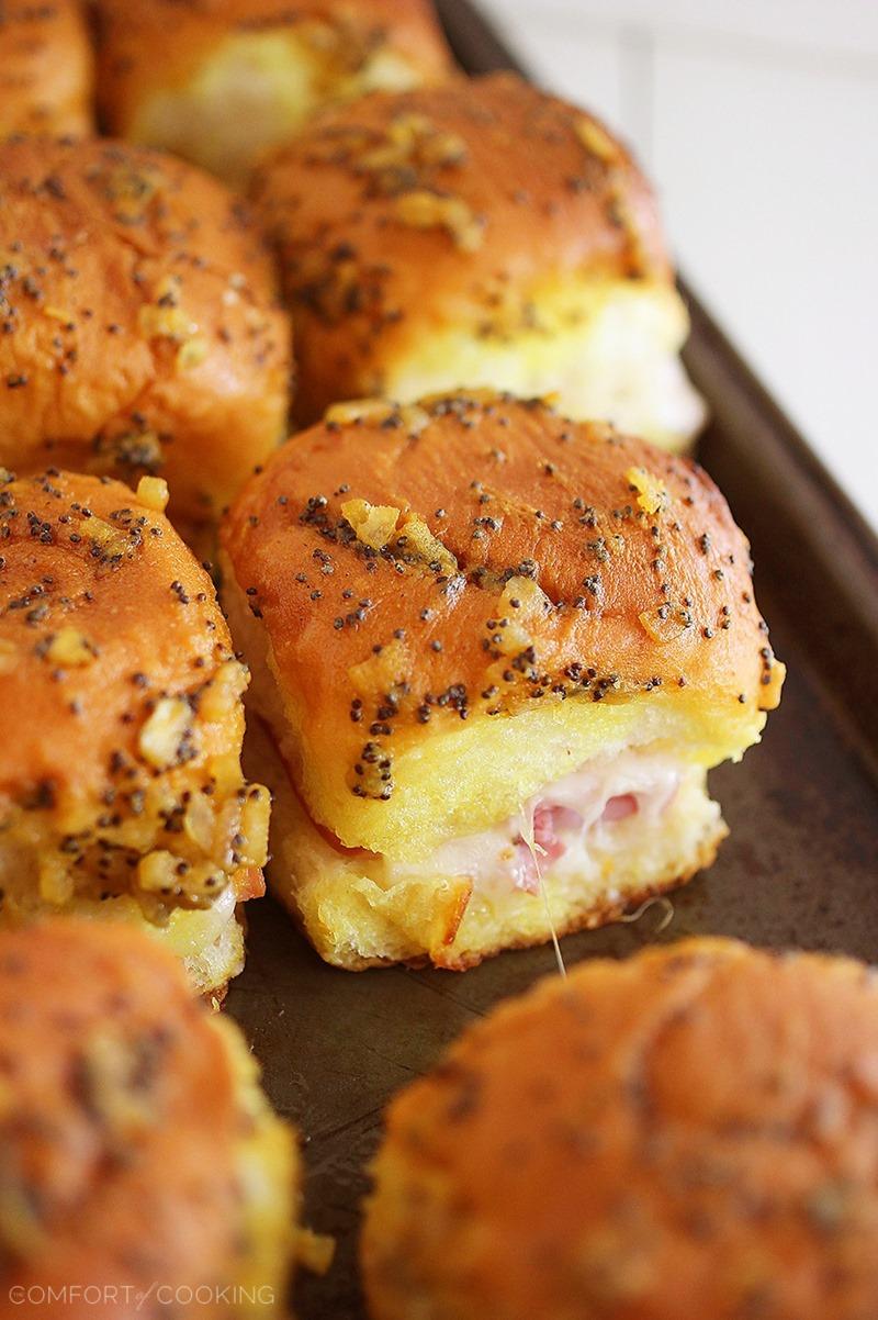 Baked Ham and Swiss Sliders – These hot, cheesy baked ham and Swiss sliders with a buttery mustard sauce are an easy hit for weeknight meals, weekend parties and lazy brunches in! | thecomfortofcooking.com