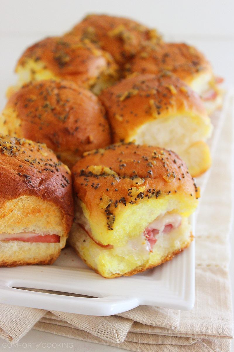 Baked Ham and Swiss Sliders – These hot, cheesy baked ham and Swiss sliders with a buttery mustard sauce are an easy hit for weeknight meals, weekend parties and lazy brunches in! | thecomfortofcooking.com