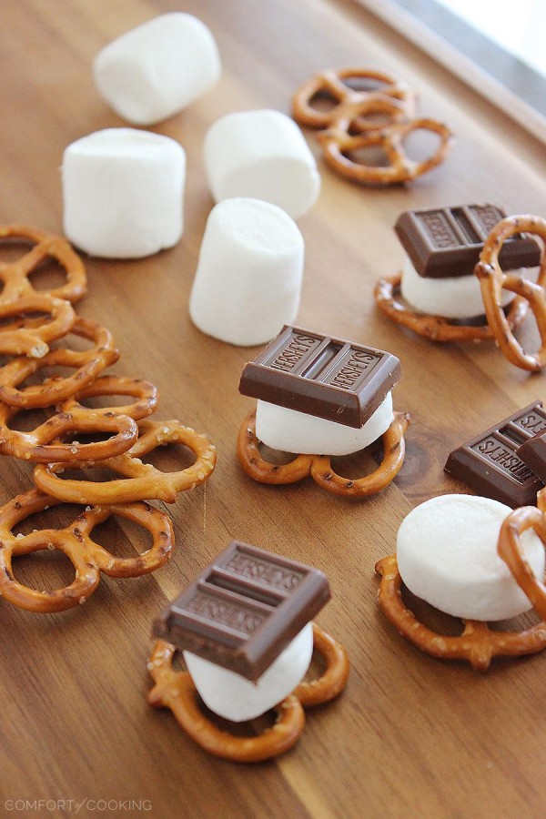 Quick & Easy Chocolate Covered S'mores Pretzels – Sweet, salty and SO easy, these quick chocolate-covered s'mores pretzels really hit the spot for snacks! | thecomfortofcooking.com