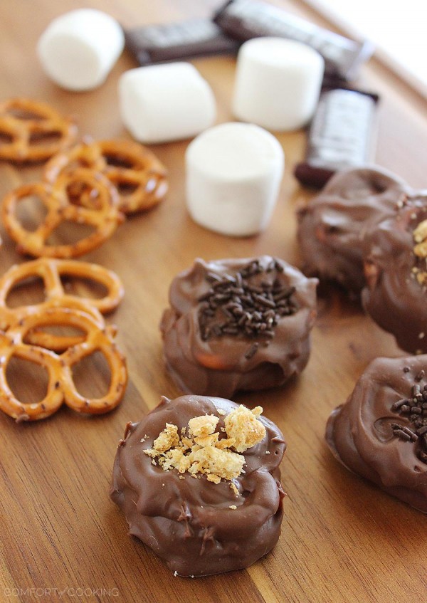 Quick & Easy Chocolate Covered S'mores Pretzels – Sweet, salty and SO easy, these quick chocolate-covered s'mores pretzels really hit the spot for snacks! | thecomfortofcooking.com