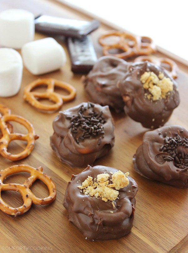 Quick & Easy Chocolate Covered S'mores Pretzels – Sweet, salty and SO easy, these quick chocolate-covered s'mores pretzels really hit the spot for snacks! | thecomfortofcooking.com