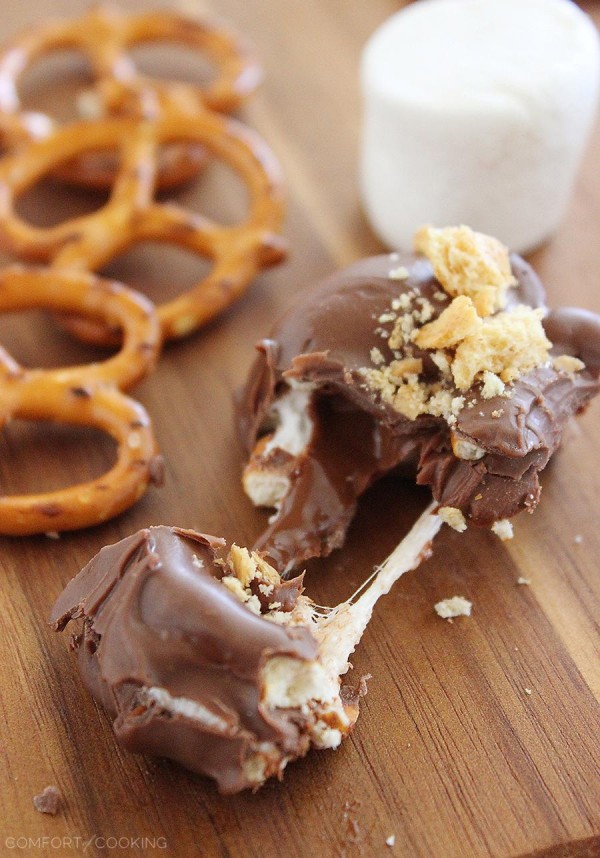 Quick & Easy Chocolate Covered S'mores Pretzels – Sweet, salty and SO easy, these quick chocolate-covered s'mores pretzels really hit the spot for snacks! | thecomfortofcooking.com