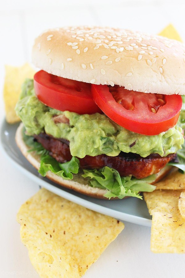 BBQ Bacon-Cheddar Chicken Burgers with Pineapple Guacamole – These sweet and salty BBQ chicken burgers with pineapple guacamole are irresistibly good, healthy and easy to make! | thecomfortofcooking.com