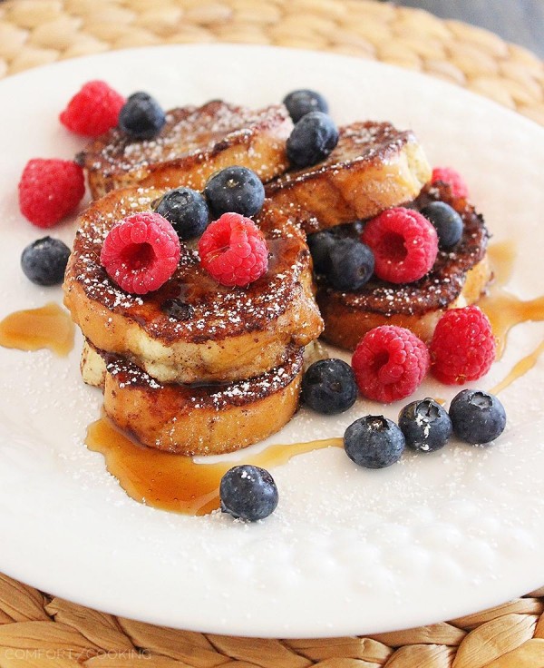 Cinnamon-Vanilla Mini French Toast with Berries – Soft, crisp French toast gets a mini makeover in this perfect weekend breakfast recipe. So good! | thecomfortofcooking.com