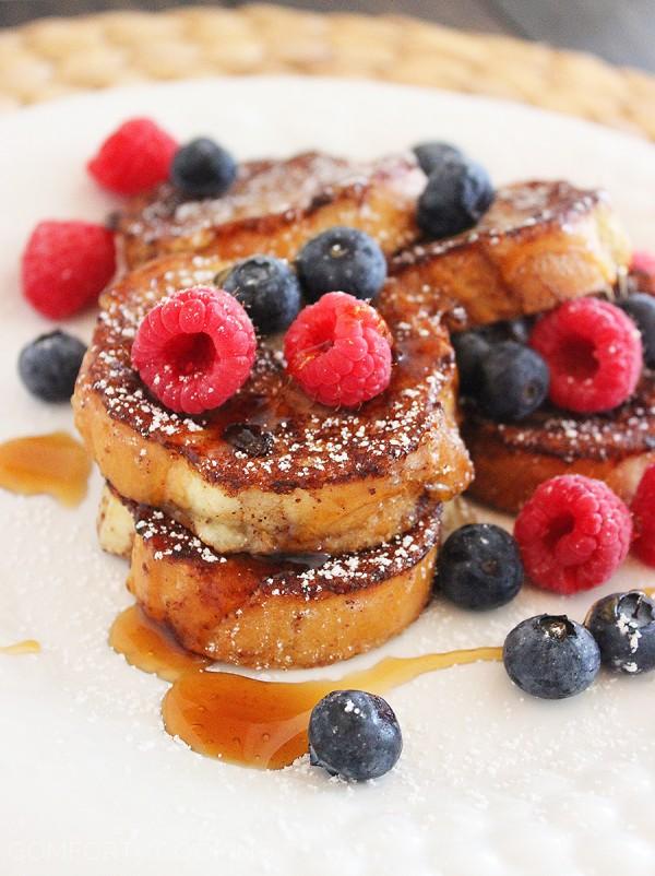 Cinnamon-Vanilla Mini French Toast with Berries – Soft, crisp French toast gets a mini makeover in this perfect weekend breakfast recipe. So good! | thecomfortofcooking.com