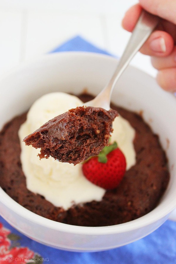 4-Ingredient Quick Nutella Mug Cake – This decadent mug cake is mixed up in seconds and ready in 1 minute! All you need are 4 basic ingredients. | thecomfortofcooking.com