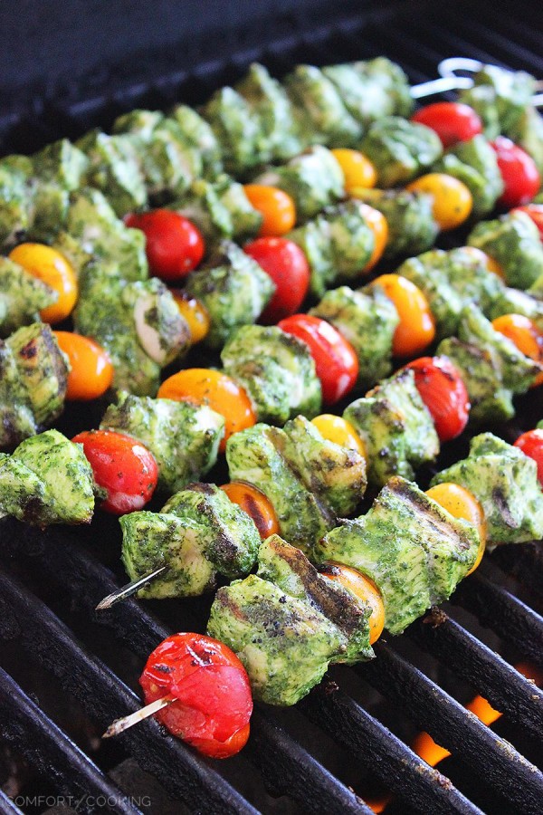 Grilled Pesto Chicken and Tomato Skewers – All you need are 3 ingredients and a grill (or grill pan) for these scrumptious pesto chicken skewers with grape tomatoes!| thecomfortofcooking.com