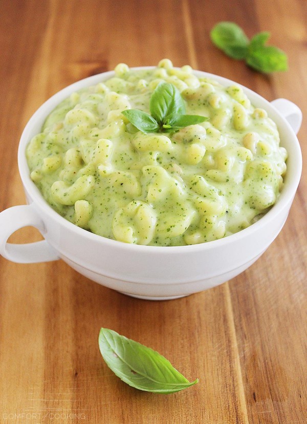 Stovetop Spinach Basil Pesto Mac and Cheese – Try this fresh take on traditional creamy, gooey macaroni and cheese... with basil pesto! It’s so delicious!| thecomfortofcooking.com