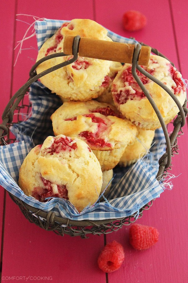 Super Soft Lemon-Raspberry Muffins – Wake up to a batch of these super soft, summery lemon raspberry muffins. They freeze and reheat easily, too! | thecomfortofcooking.com