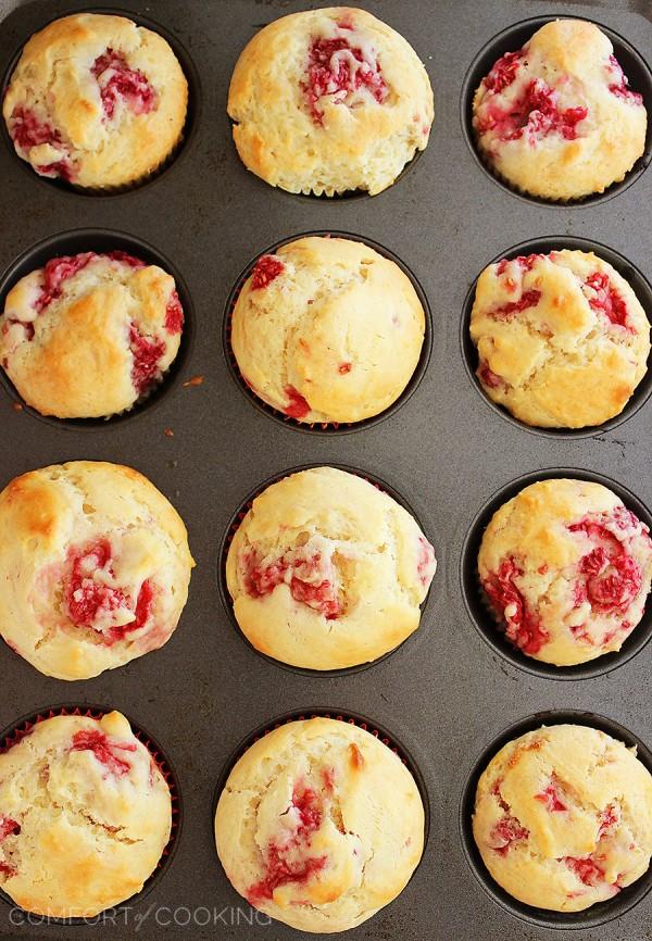 Super Soft Lemon-Raspberry Muffins – Wake up to a batch of these super soft, summery lemon raspberry muffins. They freeze and reheat easily, too! | thecomfortofcooking.com