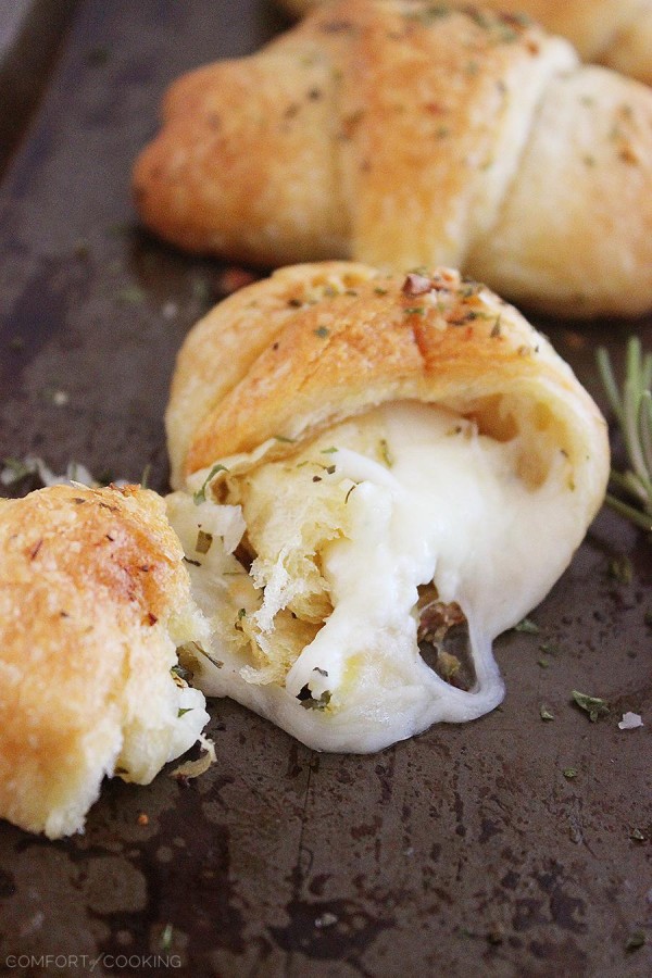 Cheesy Stuffed Garlic Butter Crescent Rolls – All you need are 10 minutes for these 5-ingredient cheesy stuffed crescent rolls. They make the perfect side!| thecomfortofcooking.com