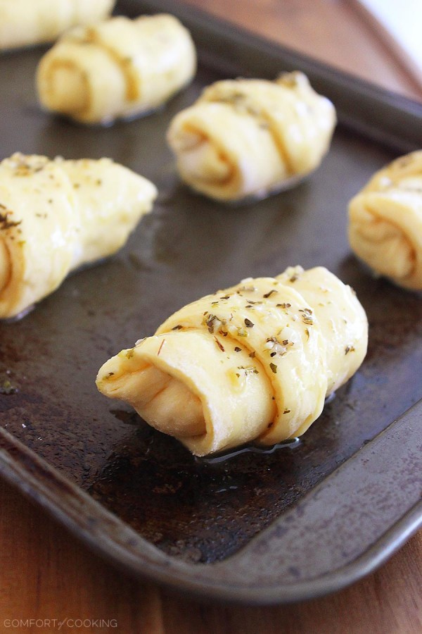 Cheesy Stuffed Garlic Butter Crescent Rolls – All you need are 10 minutes for these 5-ingredient cheesy stuffed crescent rolls. They make the perfect side!| thecomfortofcooking.com