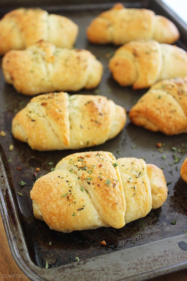 Cheesy Stuffed Garlic Butter Crescent Rolls – All you need are 10 minutes for these 5-ingredient cheesy stuffed crescent rolls. They make the perfect side!| thecomfortofcooking.com