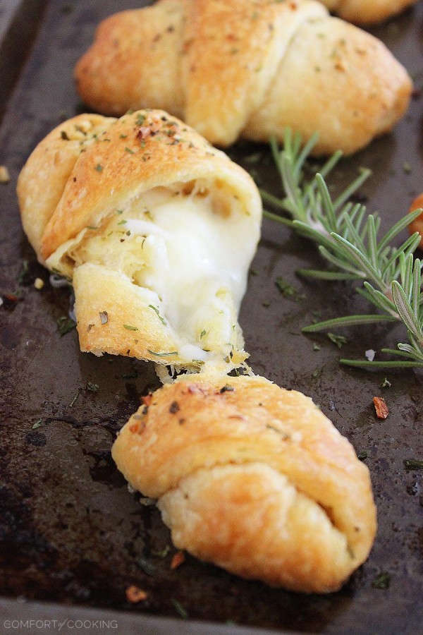 Cheesy Stuffed Garlic Butter Crescent Rolls – All you need are 10 minutes for these 5-ingredient cheesy stuffed crescent rolls. They make the perfect side!| thecomfortofcooking.com