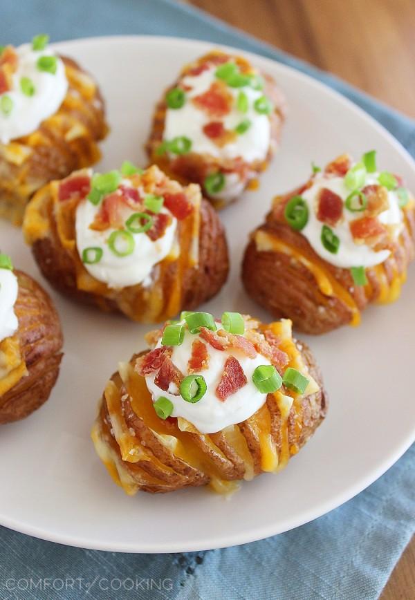 Crispy Loaded Hasselback Potato Bites – Dig in to these cheesy, crispy loaded Hasselback potatoes made mini! They make perfect game day food, or a fun weeknight side. | thecomfortofcooking.com