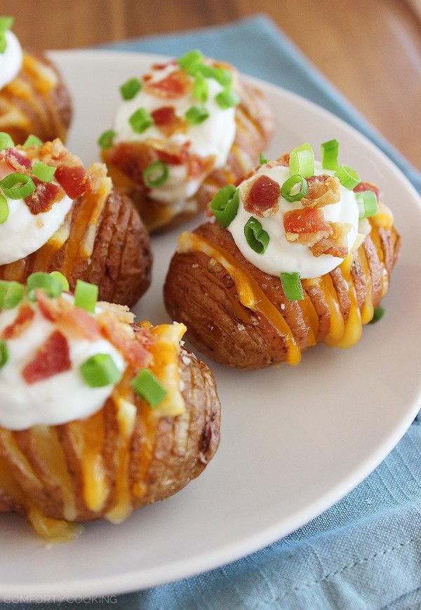 Crispy Loaded Hasselback Potato Bites – Dig in to these cheesy, crispy loaded Hasselback potatoes made mini! They make perfect game day food, or a fun weeknight side. | thecomfortofcooking.com