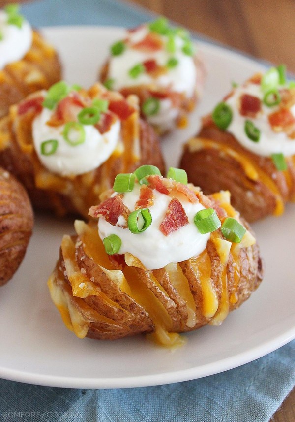 Crispy Loaded Hasselback Potato Bites – Dig in to these cheesy, crispy loaded Hasselback potatoes made mini! They make perfect game day food, or a fun weeknight side. | thecomfortofcooking.com