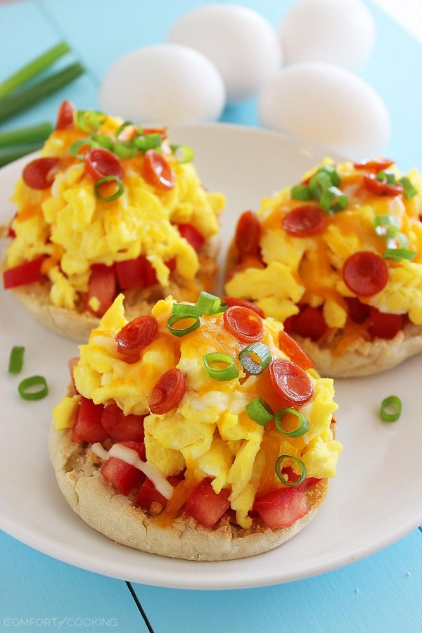 English Muffin Breakfast Pizzas – Crisp, buttery English muffins topped with tomatoes, eggs and gooey cheese make the perfect weekend breakfast! | thecomfortofcooking.com