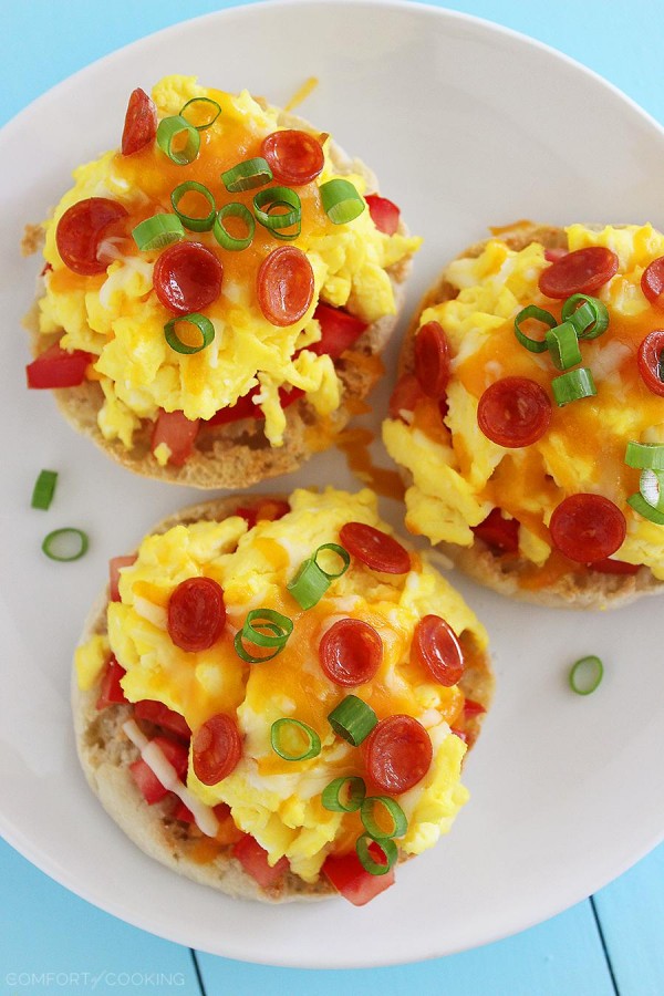 English Muffin Breakfast Pizzas – Crisp, buttery English muffins topped with tomatoes, eggs and gooey cheese make the perfect weekend breakfast! | thecomfortofcooking.com