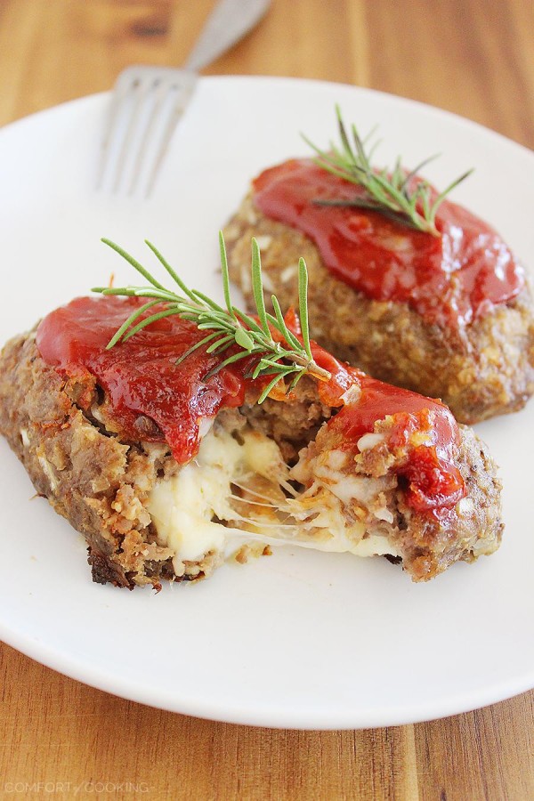 Mozzarella-Stuffed Italian Mini Meatloaves – Whip up these super easy, kid friendly mini meatloaves stuffed with gooey mozzarella! | thecomfortofcooking.com