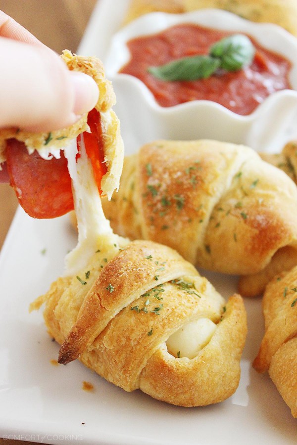 Pepperoni Pizza Crescent Rollups – Serve these super easy, cheesy crescent pizza rollups for football parties, holiday appetizers, and weeknight meals!| thecomfortofcooking.com