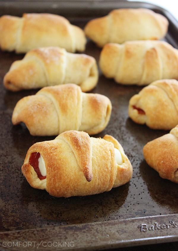 Pepperoni Pizza Crescent Rollups – Serve these super easy, cheesy crescent pizza rollups for football parties, holiday appetizers, and weeknight meals!| thecomfortofcooking.com