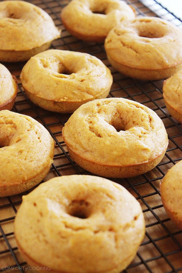 Cinnamon-Sugar Spiced Pumpkin Pie Donuts – These soft, fluffy cinnamon-sugar pumpkin donuts are baked not fried, but still taste totally indulgent! | thecomfortofcooking.com