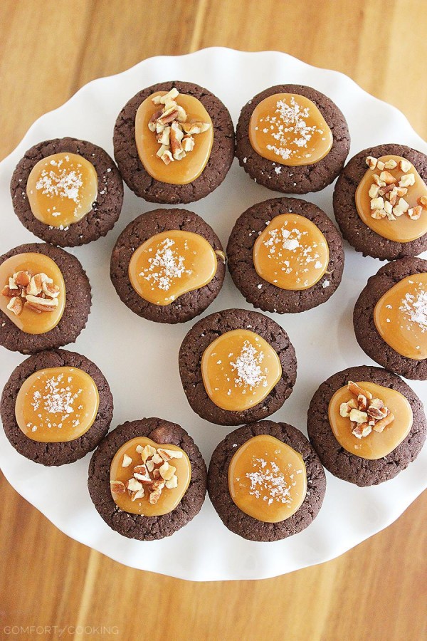 Salted Caramel Brownie Bites – Bake a batch of mini chocolaty Salted Caramel Brownie Bites for your next party! So easy, adorable and totally unique for a two-bite treat. Top them with what you like, but I'm partial to pecans and sea salt!| thecomfortofcooking.com