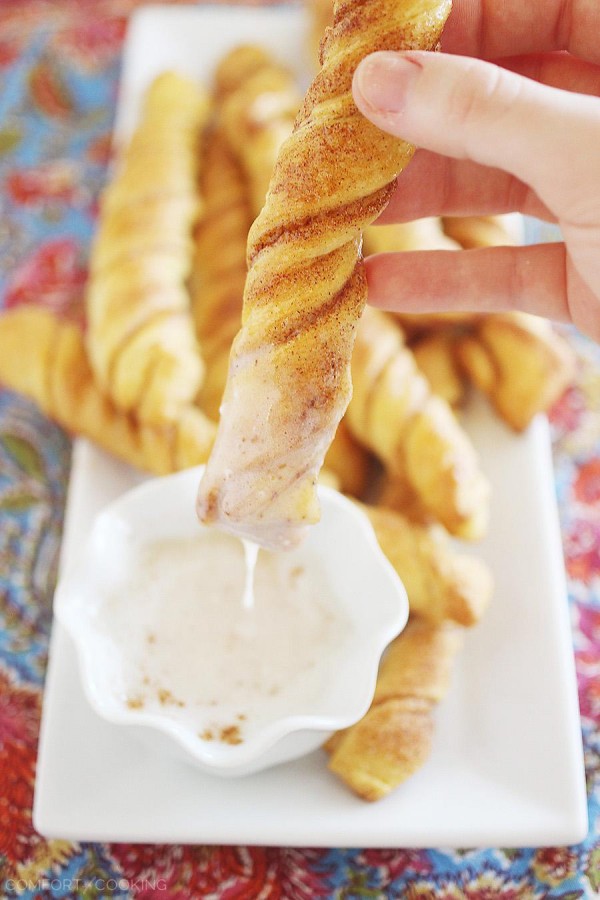 4-Ingredient Cinnamon Roll Twists - these soft, buttery crescent twists are so delicious for breakfast or brunch, with a cinnamon roll glaze dipping sauce! | thecomfortofcooking.com