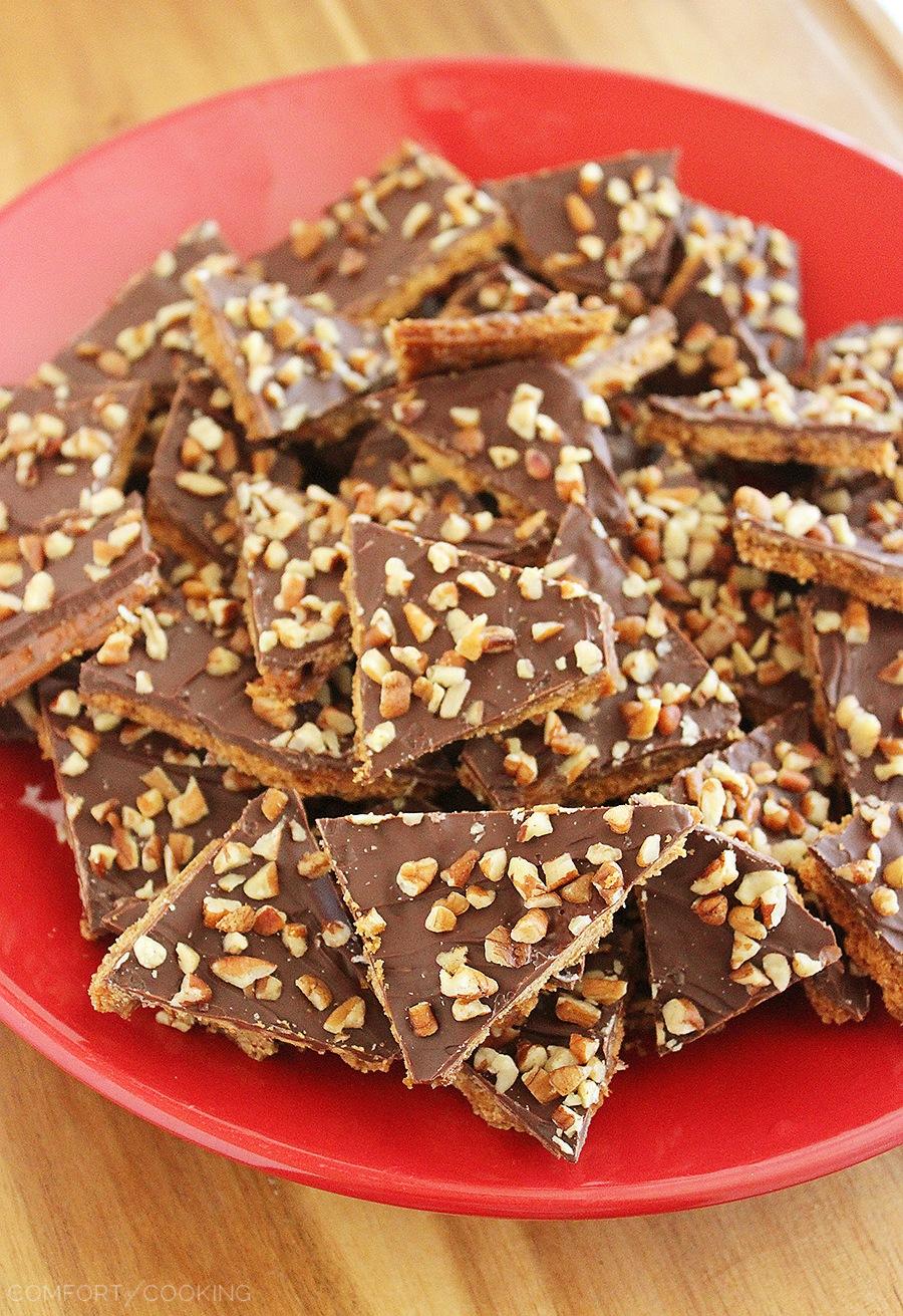 5-Ingredient Graham Cracker Toffee - Crisp, buttery (and very addictive) graham cracker toffee totally hits the spot for everyone's sweet tooth! Just 5 ingredients and 15 minutes, and easier than any cookie.| thecomfortofcooking.com