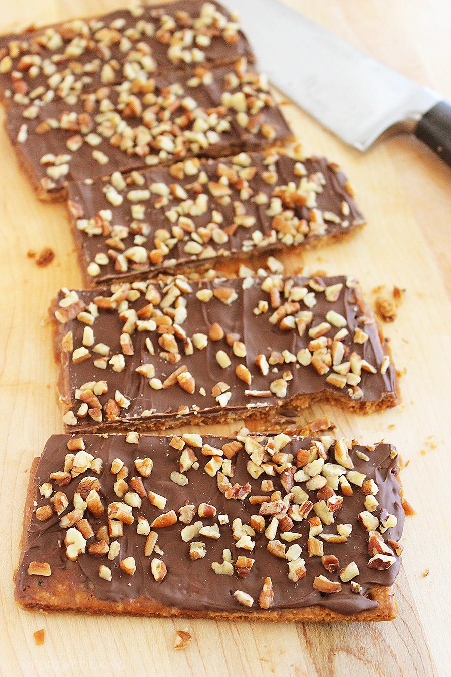 5-Ingredient Graham Cracker Toffee - Crisp, buttery (and very addictive) graham cracker toffee totally hits the spot for everyone's sweet tooth! Just 5 ingredients and 15 minutes, and easier than any cookie.| thecomfortofcooking.com