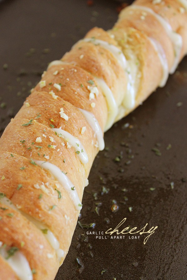 Cheesy Garlic Pull Apart Loaf – What's better than a warm, fluffy home-baked bread to serve alongside your favorite soups, stews, salads and roast meats? This soft yet crisp loaf is ready in under 30 minutes and full of cheesy goodness. Try it tonight!| thecomfortofcooking.com