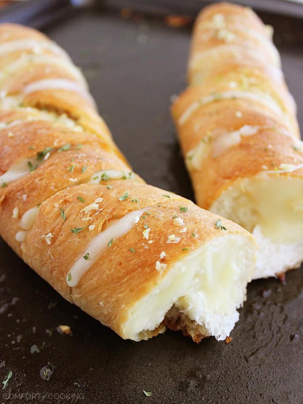 Cheesy Garlic Pull Apart Loaf – What's better than a warm, fluffy home-baked bread to serve alongside your favorite soups, stews, salads and roast meats? This soft yet crisp loaf is ready in under 30 minutes and full of cheesy goodness. Try it tonight!| thecomfortofcooking.com