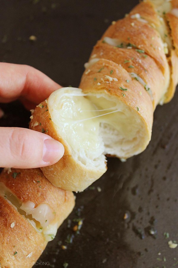 Cheesy Garlic Pull Apart Loaf – What's better than a warm, fluffy home-baked bread to serve alongside your favorite soups, stews, salads and roast meats? This soft yet crisp loaf is ready in under 30 minutes and full of cheesy goodness. Try it tonight!| thecomfortofcooking.com