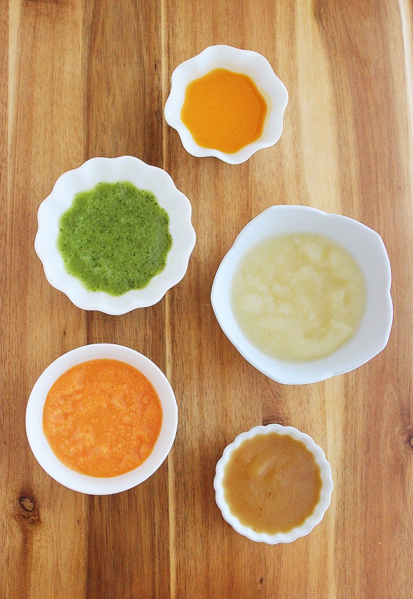 8 Easy Homemade Baby Purées: First Foods – Eight nutritious, wholesome (and incredibly quick & easy) baby food recipes are fresh on the table for your little one! Along with all the best products and tips I found helpful for preparing, storing and feeding baby. | thecomfortofcooking.com