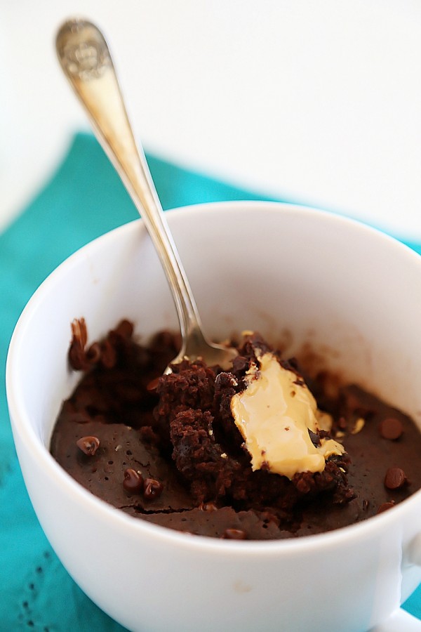 1-Minute Chocolate Peanut Butter Mug Cake - Fudgy, gooey eggless chocolate cake with molten peanut butter, baked in your microwave! | thecomfortofcooking.com