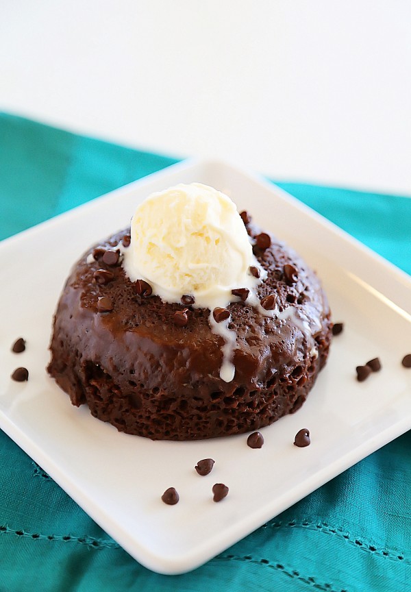 1-Minute Chocolate Peanut Butter Mug Cake - Fudgy, gooey eggless chocolate cake with molten peanut butter, baked in your microwave! | thecomfortofcooking.com