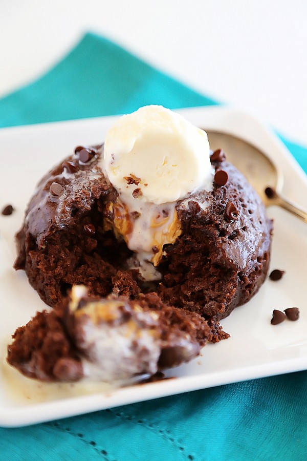 1-Minute Chocolate Peanut Butter Mug Cake - Fudgy, gooey eggless chocolate cake with molten peanut butter, baked in your microwave! | thecomfortofcooking.com