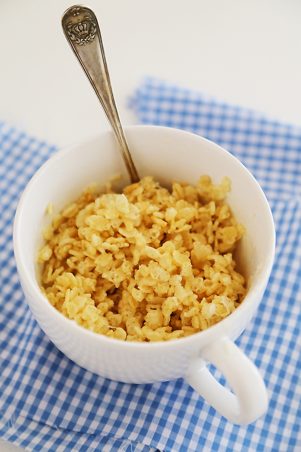 1-Minute Microwave Rice Krispies Treats in a Mug – Just 3 ingredients! Tastes 10x better than the boxed treats. Thecomfortofcooking.com