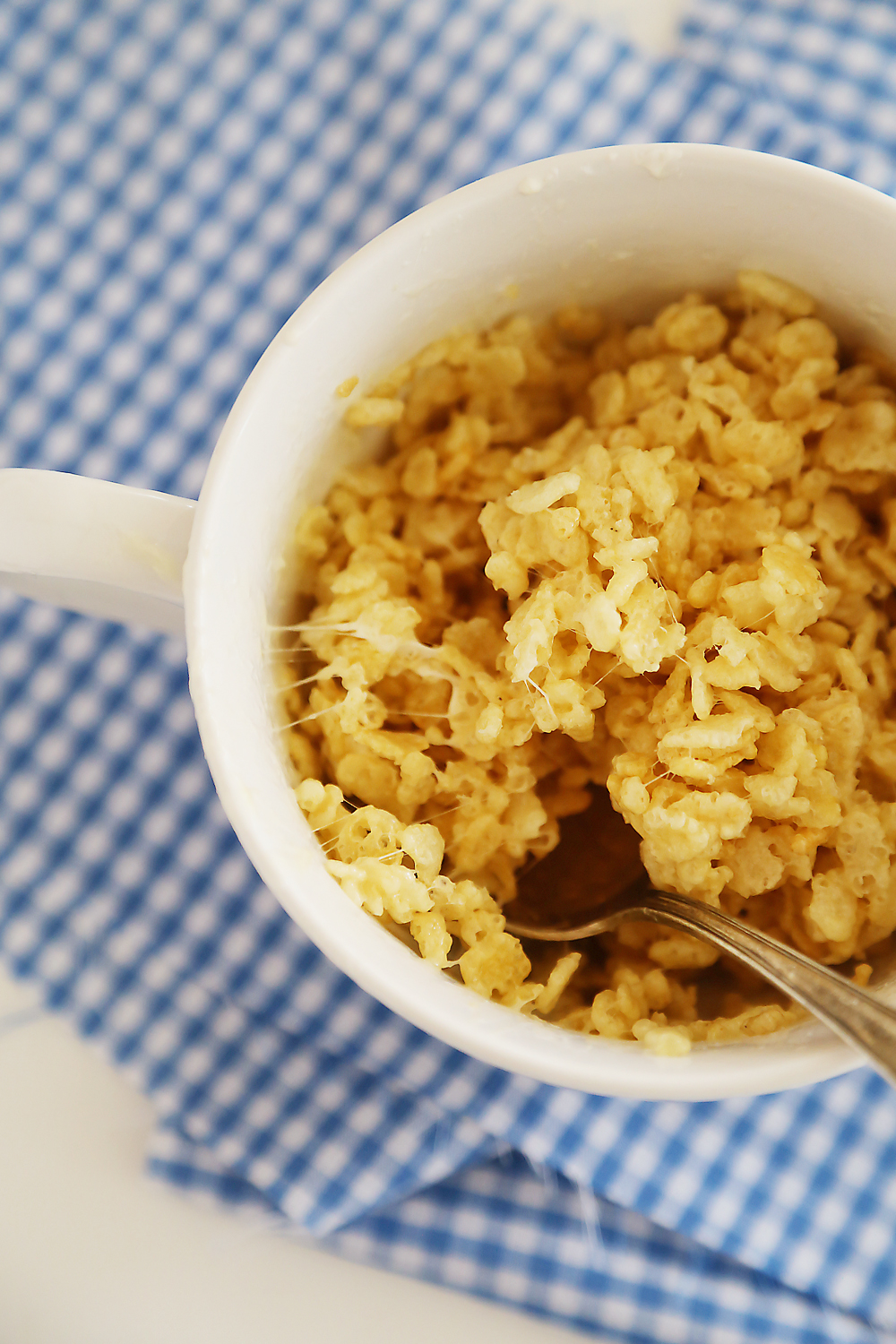 1-Minute Microwave Rice Krispies Treats in a Mug – Just 3 ingredients! Tastes 10x better than the boxed treats. Thecomfortofcooking.com