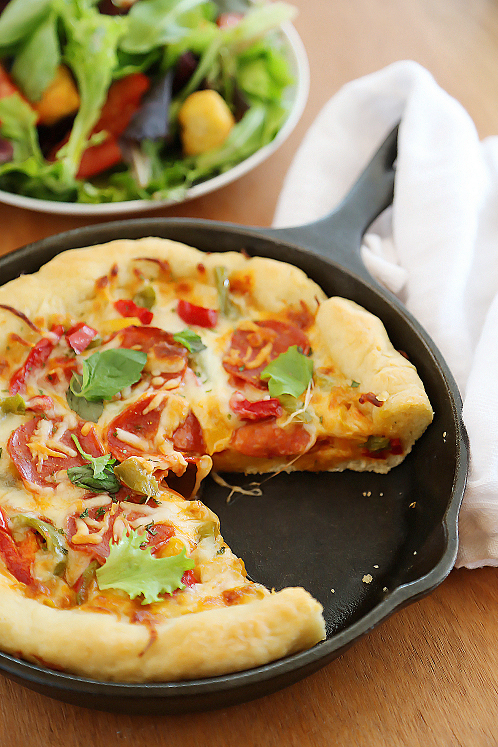 Easy Skillet Deep Dish Pizza – Saucy, gooey deep dish pizza made easily in one skillet! Thecomfortofcooking.com