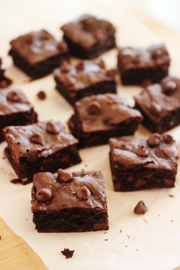 Flourless Almond Butter Chocolate Brownies – No butter, oil or flour in these soft and chewy double chocolate brownies! Just basic ingredients, 10 minutes and a sweet tooth needed!| thecomfortofcooking.com