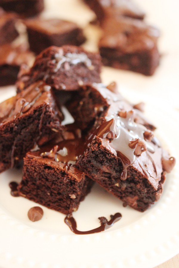 Flourless Almond Butter Chocolate Brownies – No butter, oil or flour in these soft and chewy double chocolate brownies! Just basic ingredients, 10 minutes and a sweet tooth needed!| thecomfortofcooking.com