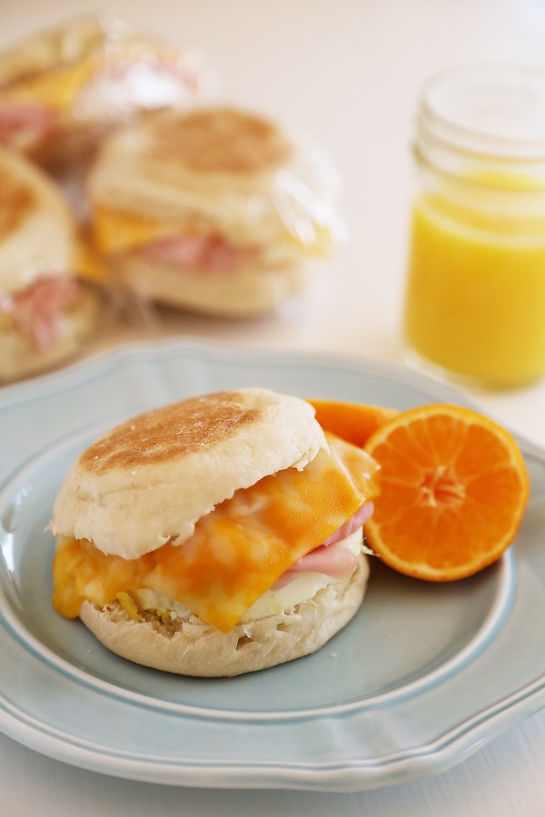 Homemade Freezer Breakfast Sandwiches - These hearty, high protein breakfast sandwiches make for a quick & delicious breakfast! | thecomfortofcooking.com