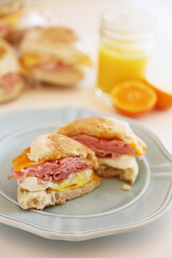 Homemade Freezer Breakfast Sandwiches - These hearty, high protein breakfast sandwiches make for a quick & delicious breakfast! | thecomfortofcooking.com