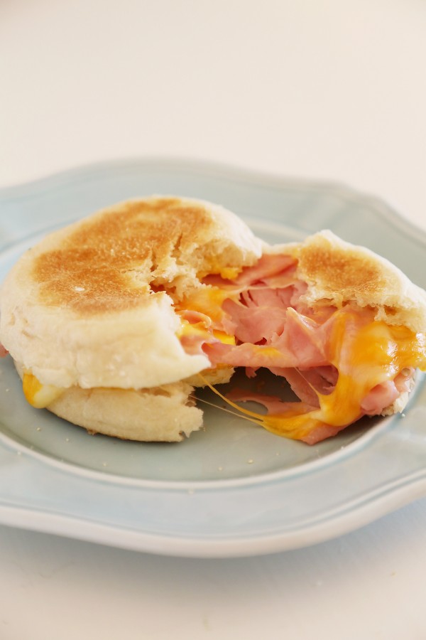 Homemade Freezer Breakfast Sandwiches - These hearty, high protein breakfast sandwiches make for a quick & delicious breakfast! | thecomfortofcooking.com