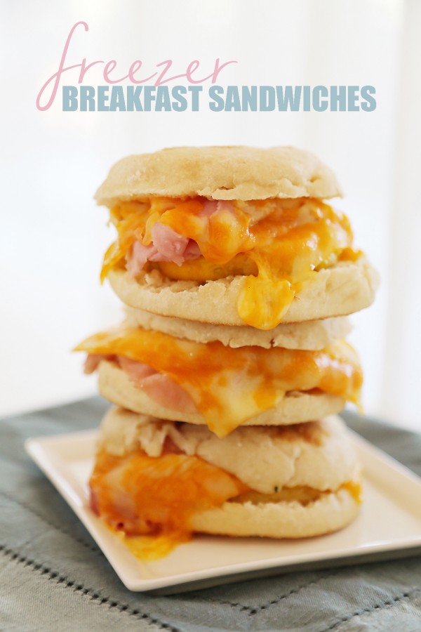 Homemade Freezer Breakfast Sandwiches - These hearty, high protein breakfast sandwiches make for a quick & delicious breakfast! | thecomfortofcooking.com