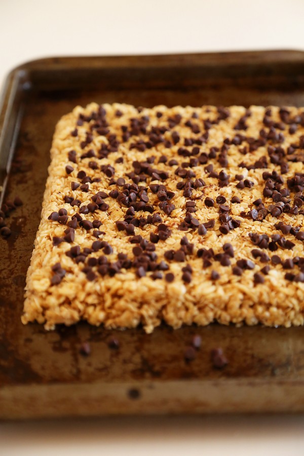 No-Bake Chewy Chocolate Chip Granola Bars - Crispy, chewy homemade granola bars are easy, healthy and perfect for snacks on the go! | thecomfortofcooking.com