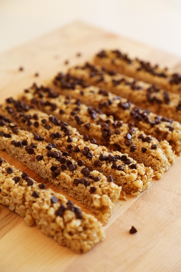 No-Bake Chewy Chocolate Chip Granola Bars - Crispy, chewy homemade granola bars are easy, healthy and perfect for snacks on the go! | thecomfortofcooking.com